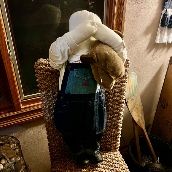 Amish doll holding teddy bear- appears to be vintage. - Picture 1 of 5